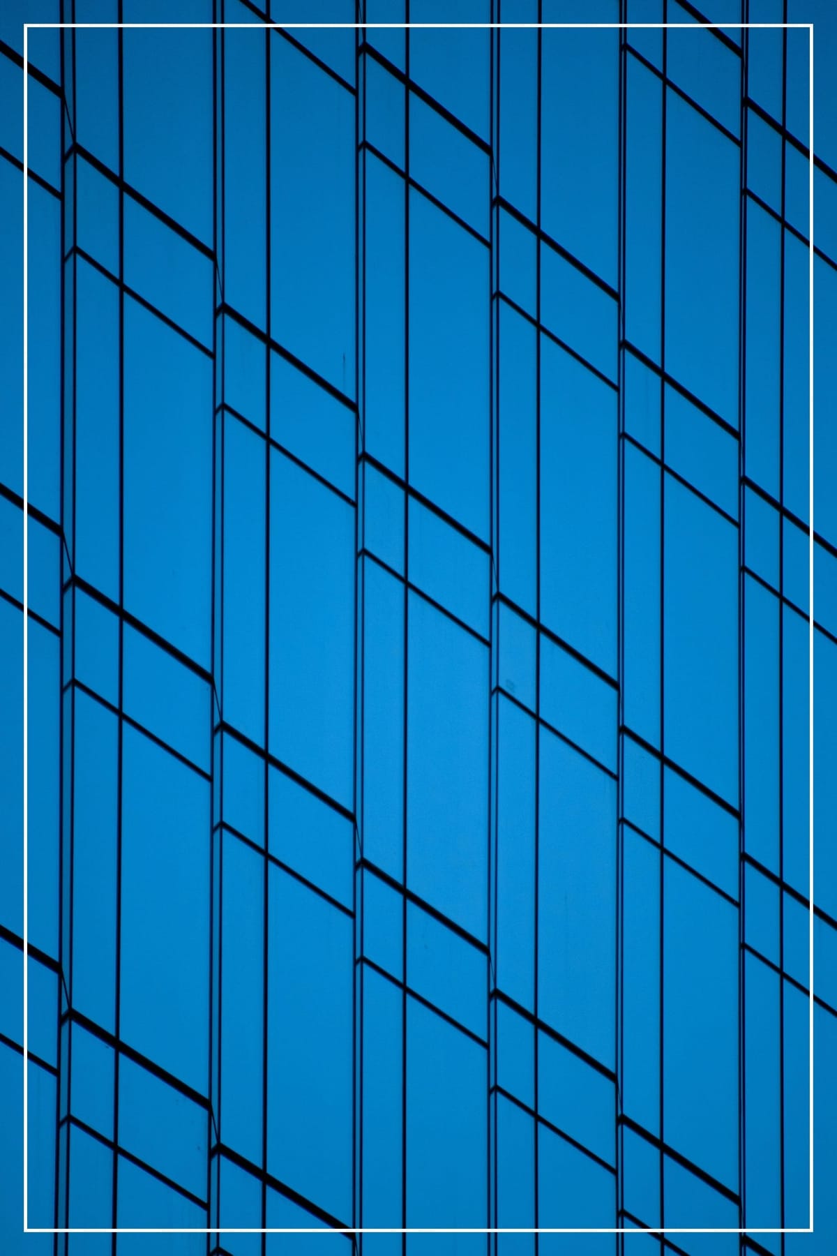 Die unsichtbaren Regeln: Wie Sie Machtachsen navigieren, ohne zum Opfer der Büropolitik zu werden